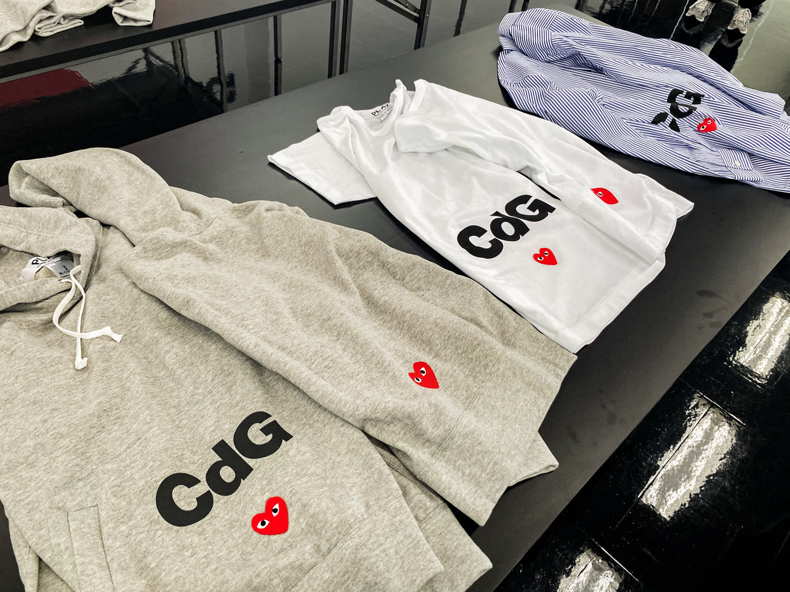 新品定番 COMME des GARCONS - CDGコムデギャルソンパーカーMサイズの