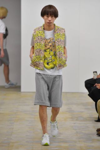 カウズ-KAWS-×コムデギャルソンシャツ 限定Tシャツ-C-