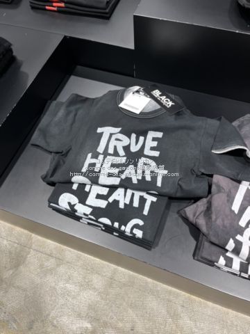 ブラック コムデギャルソン「TRUE HEART STRONG MIND」Tシャツ-フィリップパゴウスキープリント