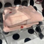 プレイ コムデギャルソン Uネック 袖に小さな赤ハート カーディガン パステル ピンク -ユニセックス