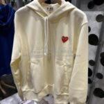 プレイ コムデギャルソン ワンポイント赤ハート スウェット/パーカー アイボリー-ユニセックス