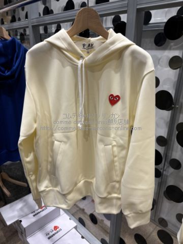 プレイ コムデギャルソン ワンポイント赤ハート スウェット/パーカー アイボリー-ユニセックス