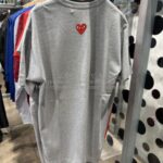 プレイ コムデギャルソン 襟首ワンポイント赤ハート 半袖Tシャツ-グレー