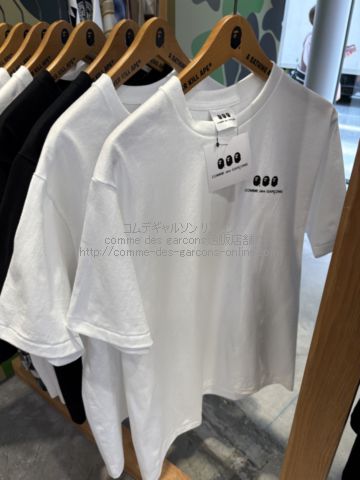 batpe-cdg-25ss-wlogopoint-tee-wh