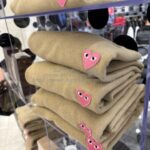 プレイ コムデギャルソン ピンクハート Vネック ニット・セーター キャメル