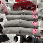 プレイ コムデギャルソン ピンクハート Uネック カーディガン ライトグレー