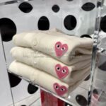 プレイ コムデギャルソン ピンクハート Uネック カーディガン ナチュラル