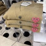 プレイ コムデギャルソン ピンクハート Vネック カーディガン キャメル