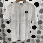 プレイ コムデギャルソン 黒ハート ワンポイント×バックプリント 半袖Tシャツ-ユニセックス