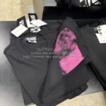 ブラック コムデギャルソン ピンク スプレーペイントTシャツ-1R-T100-26AW