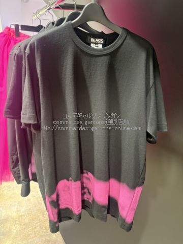 ブラック コムデギャルソン ピンク スプレーペイントTシャツ-1R-T100-26AW